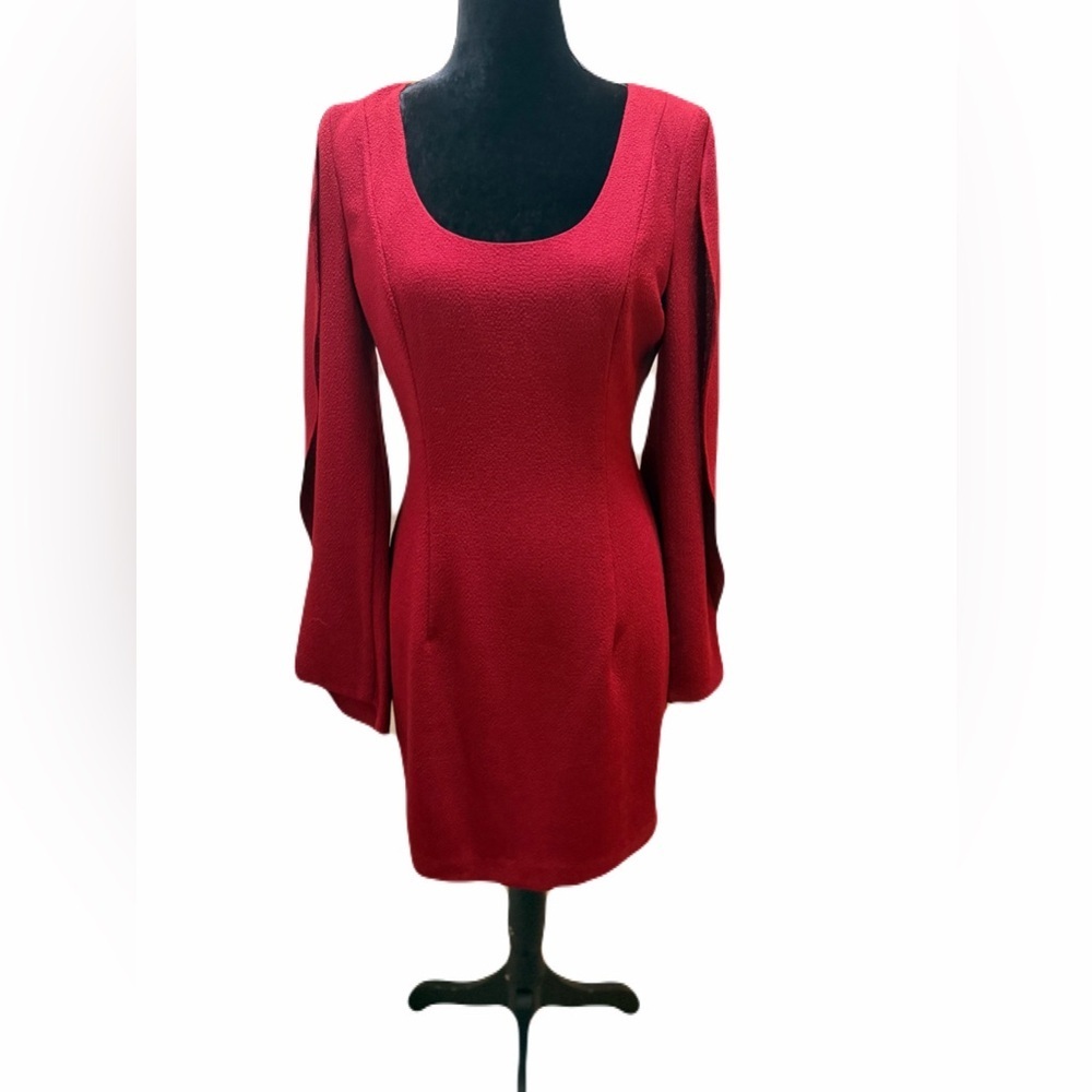 Black Halo size 8 NWT in mulberry scoop-neck mini dress, split bell sleeves‎